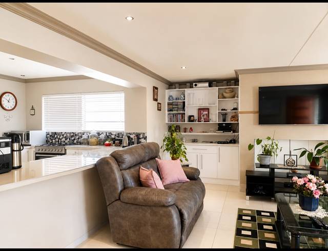 3 BEDROOM HOUSE FOR SALE IN REEBOK